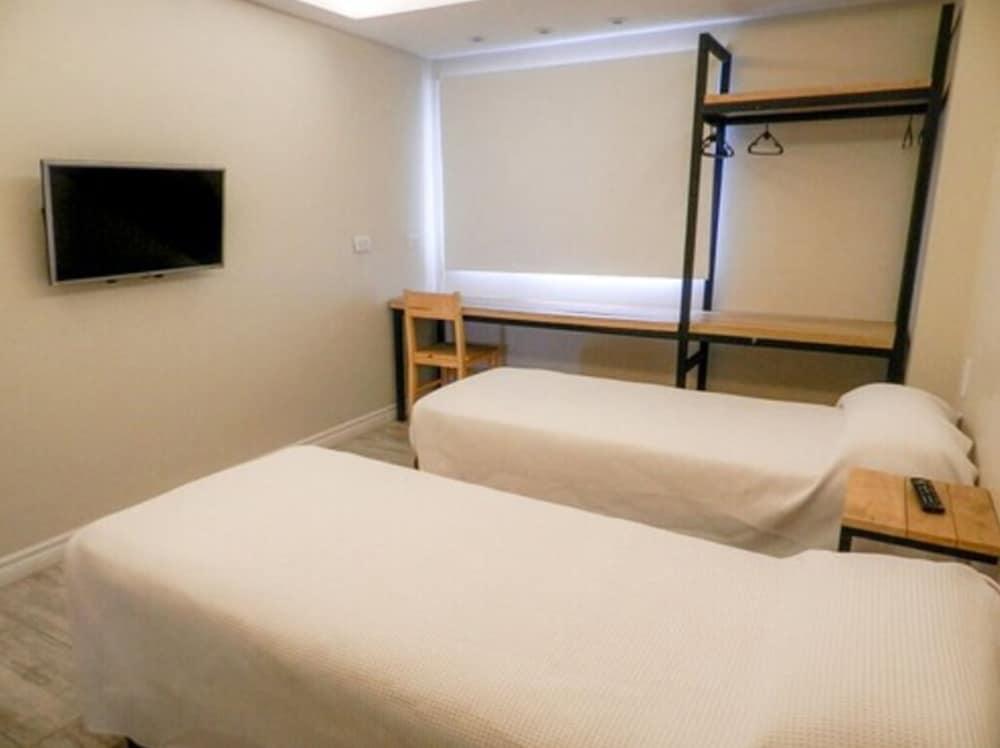 Room, Quadruple