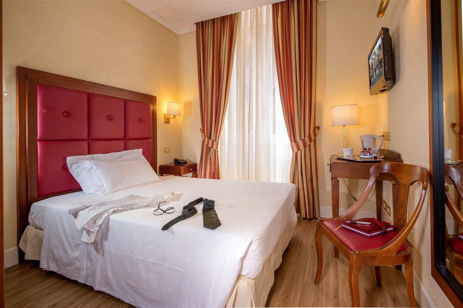 Room, French Bed, Small