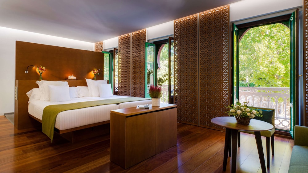 DELUXE, TWIN BEDS