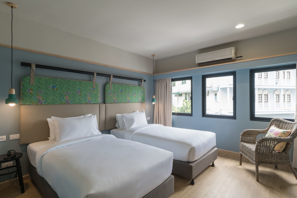 The Blanket Hotel 12/48