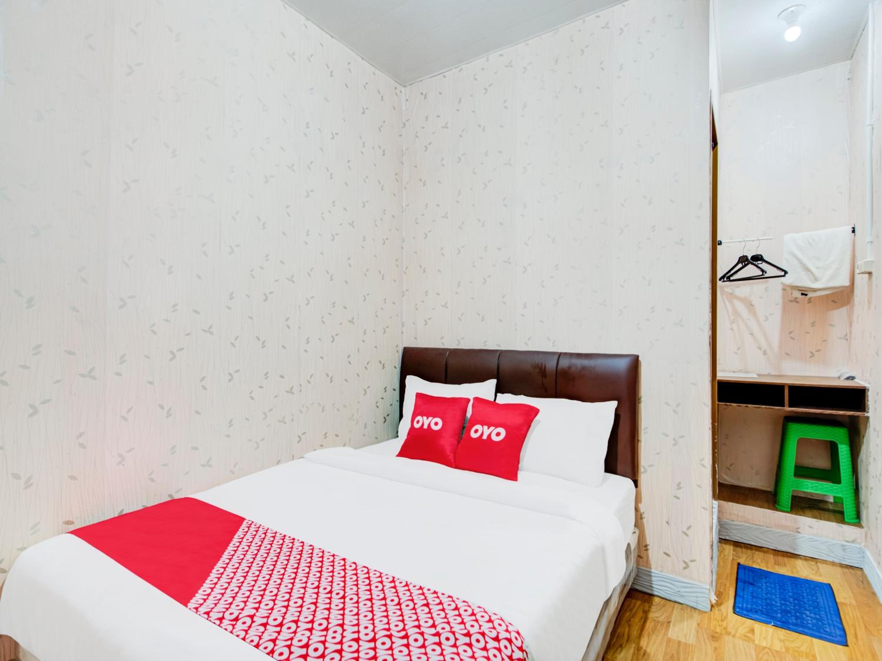 OYO 3198 Sukomanunggal Inn 9/49
