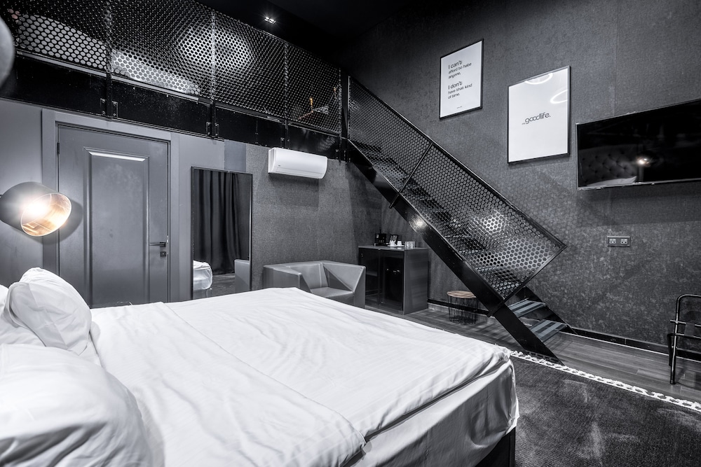 Black Hotel Cologne 7/32