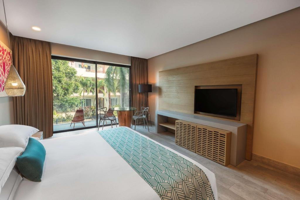 SUPERIOR, KING BED, ACCESSIBLE