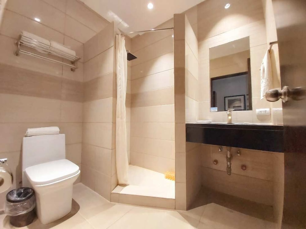 Avenue Suites Hotel 61/65
