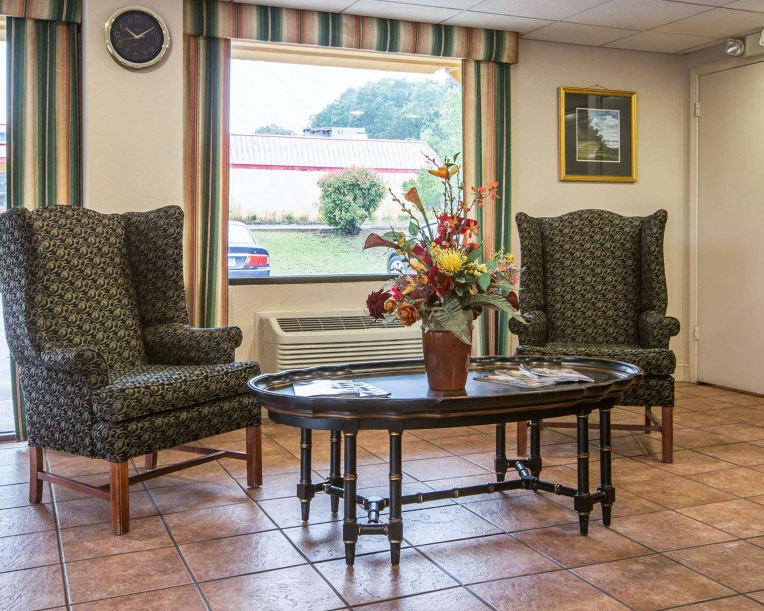 Econo Lodge Inn & Suites at Fort Moore 17/31