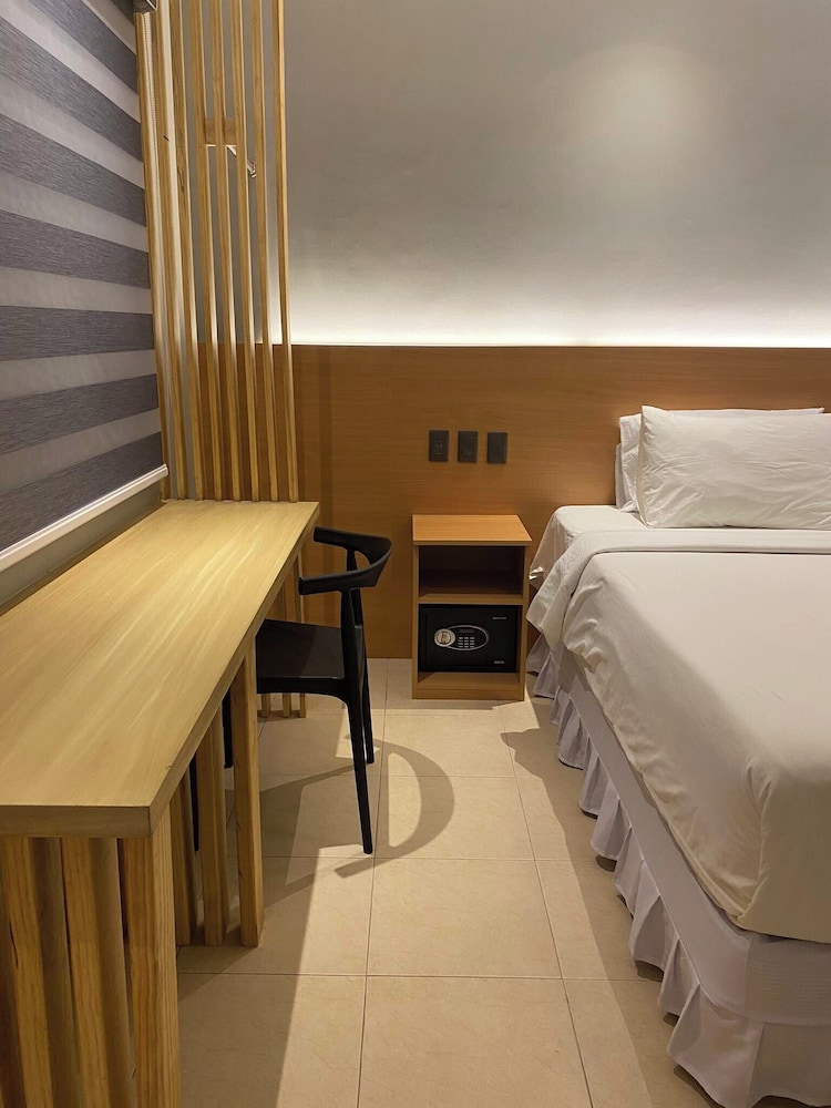 Mayfair Resort 8/35
