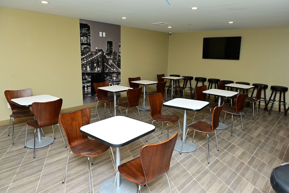 Super 8 by Wyndham Bronx Near Botanical Garden 21/29