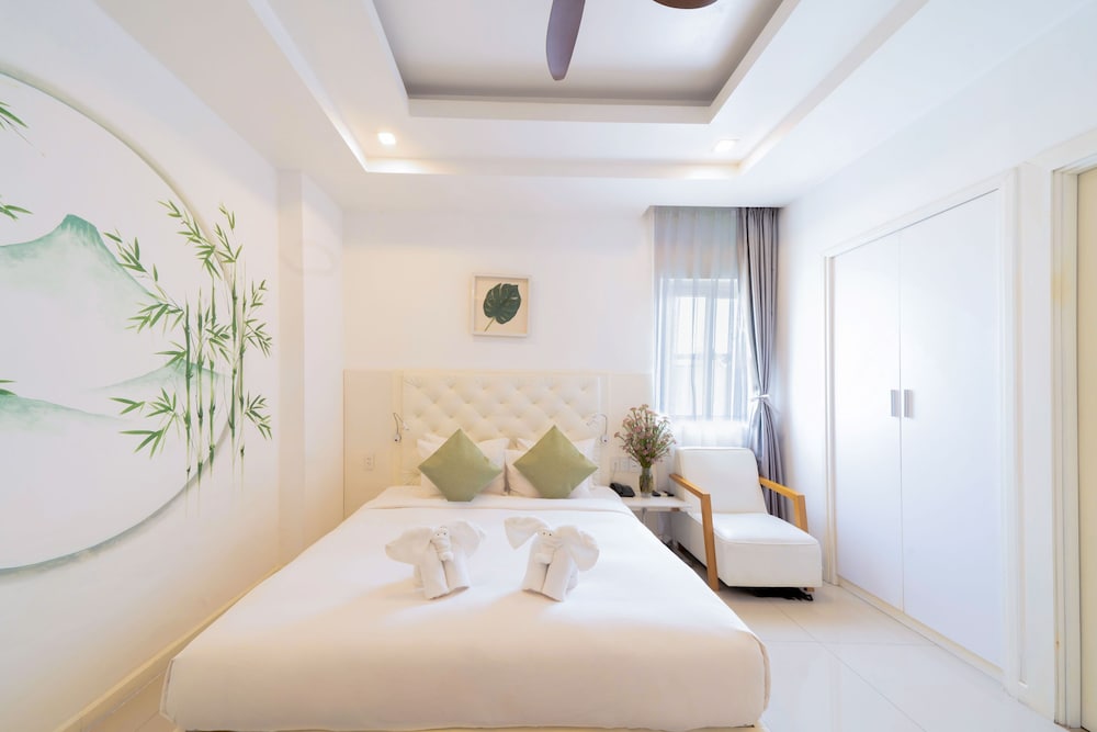 DELUXE, DOUBLE BED, CITY VIEW, BATHTUB