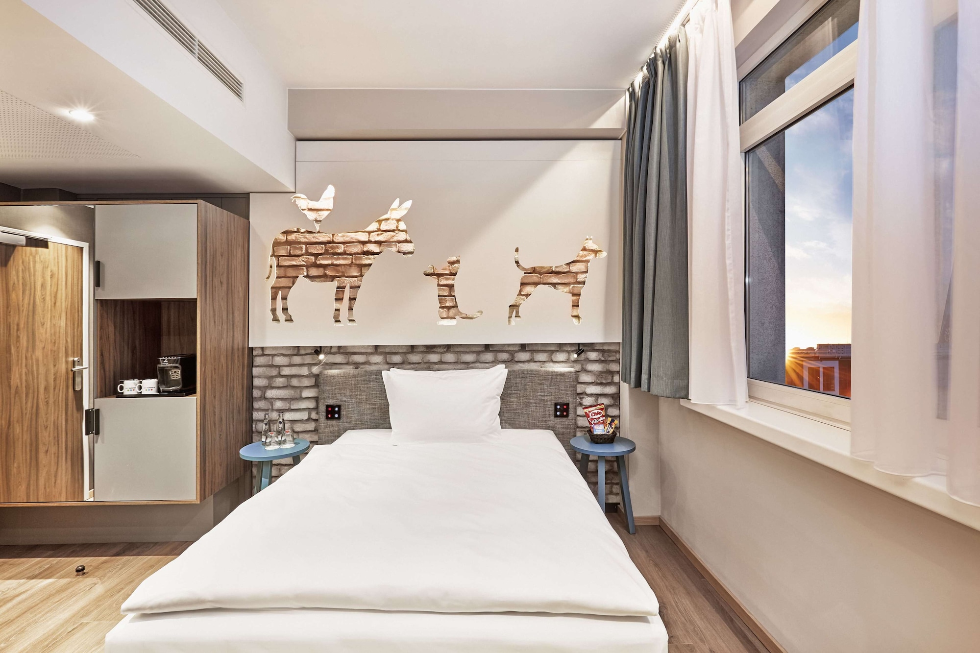 COMFORT, QUEEN BED