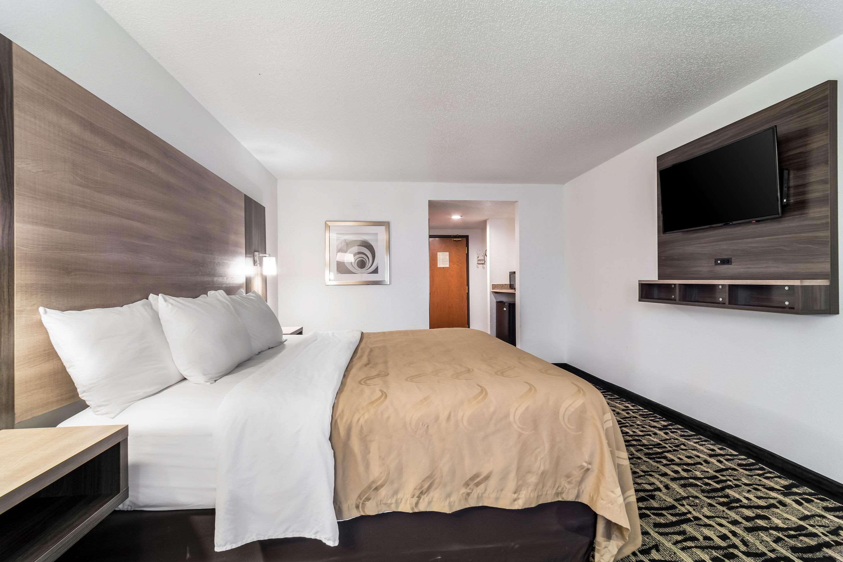 ROOM, KING BED