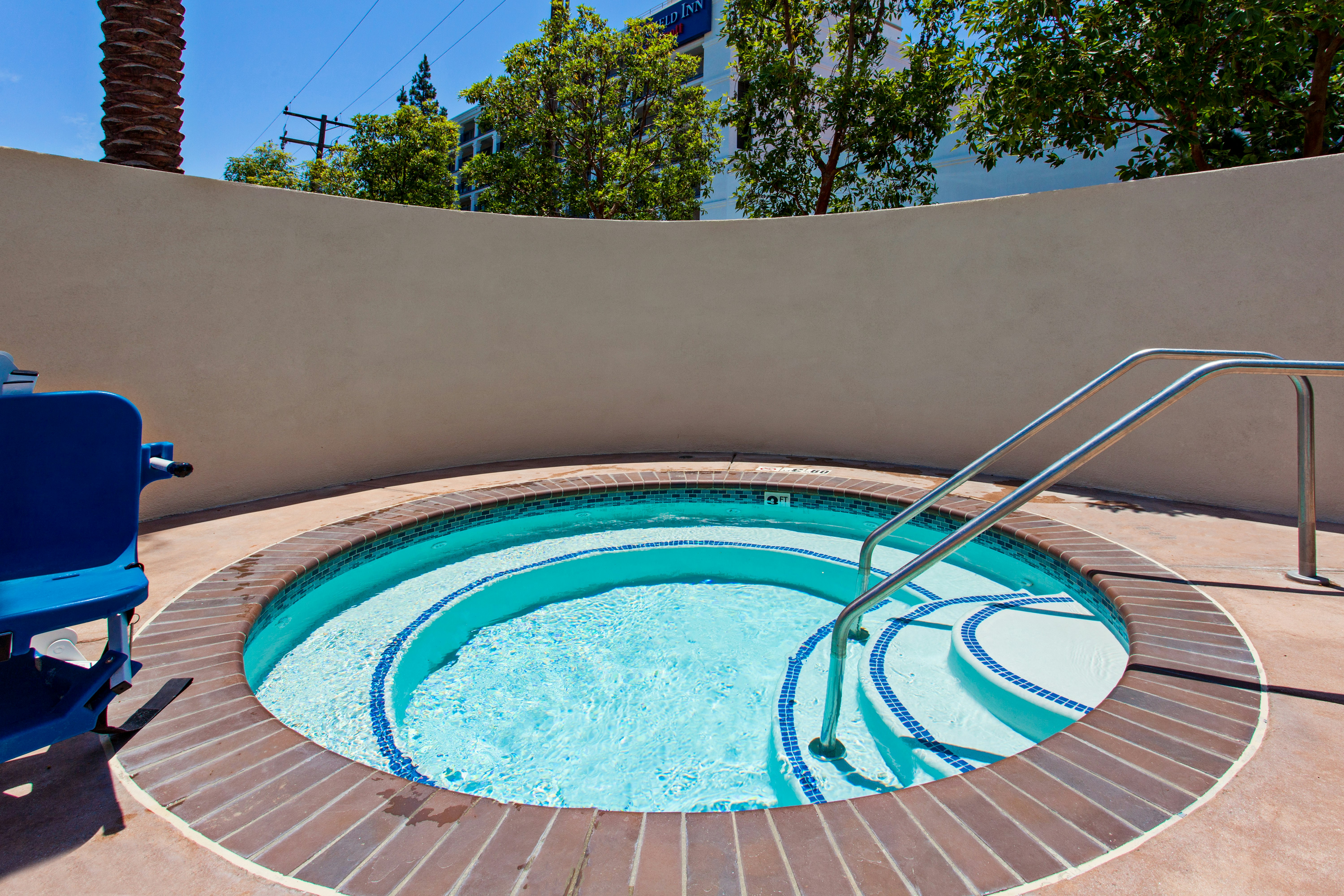 Holiday Inn Express & Suites Anaheim Resort Area 37/58