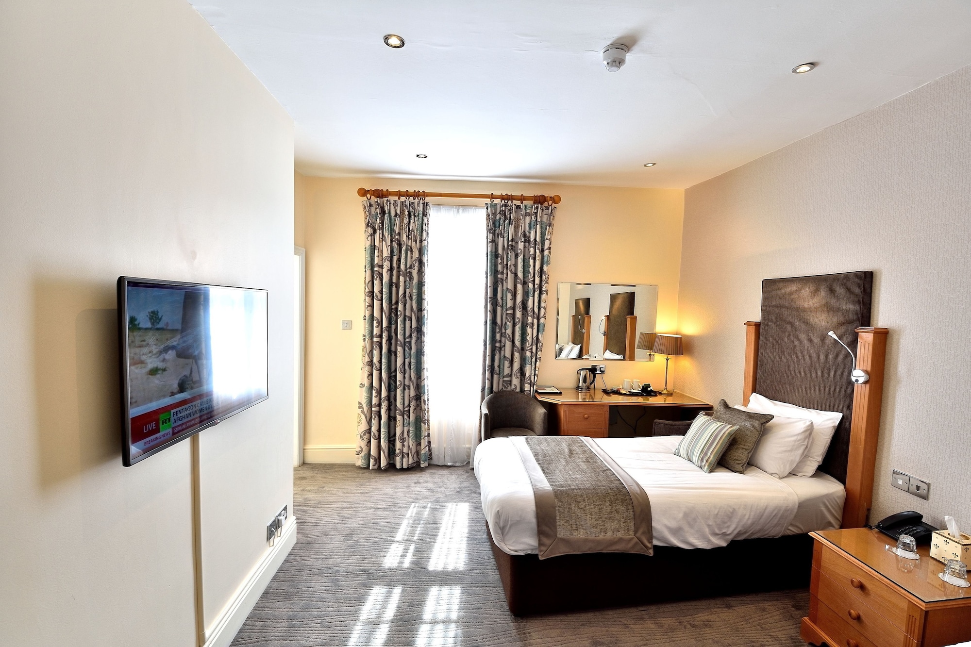 غرفة سوبيريور بسرير كوين، Queens Court Hotel 2/4