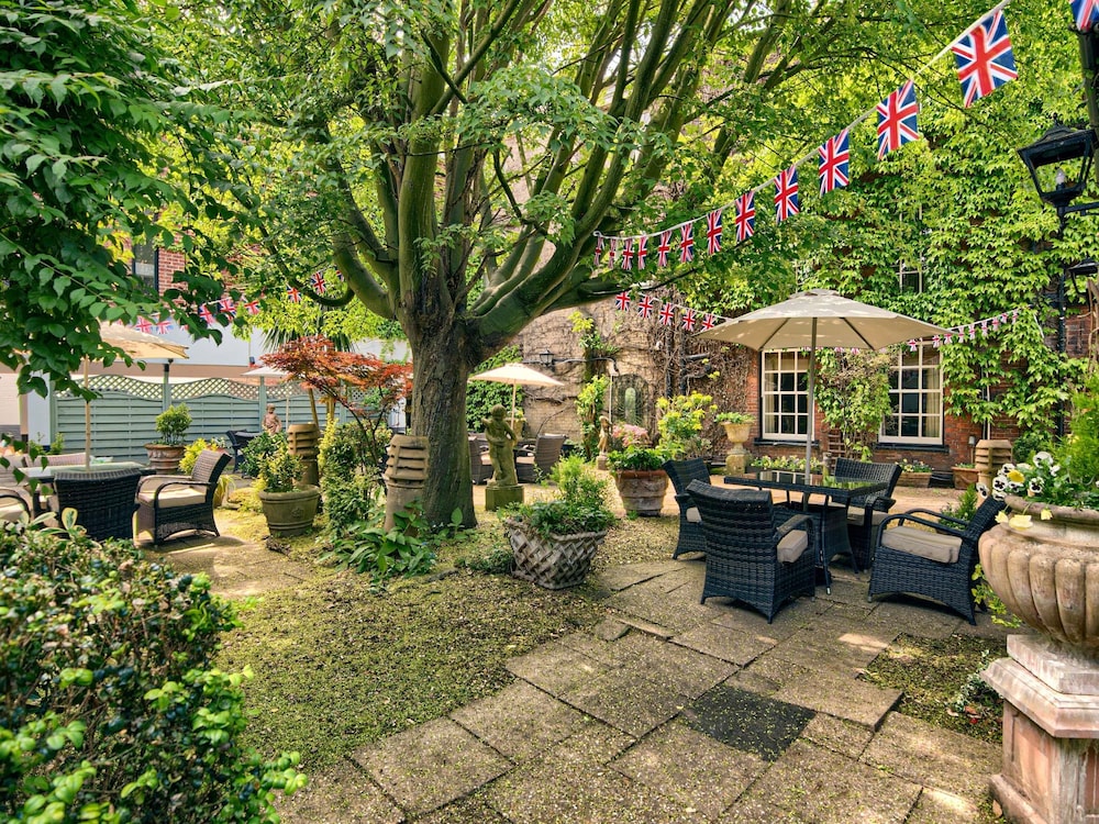 Mercure Salisbury White Hart Hotel 66/71