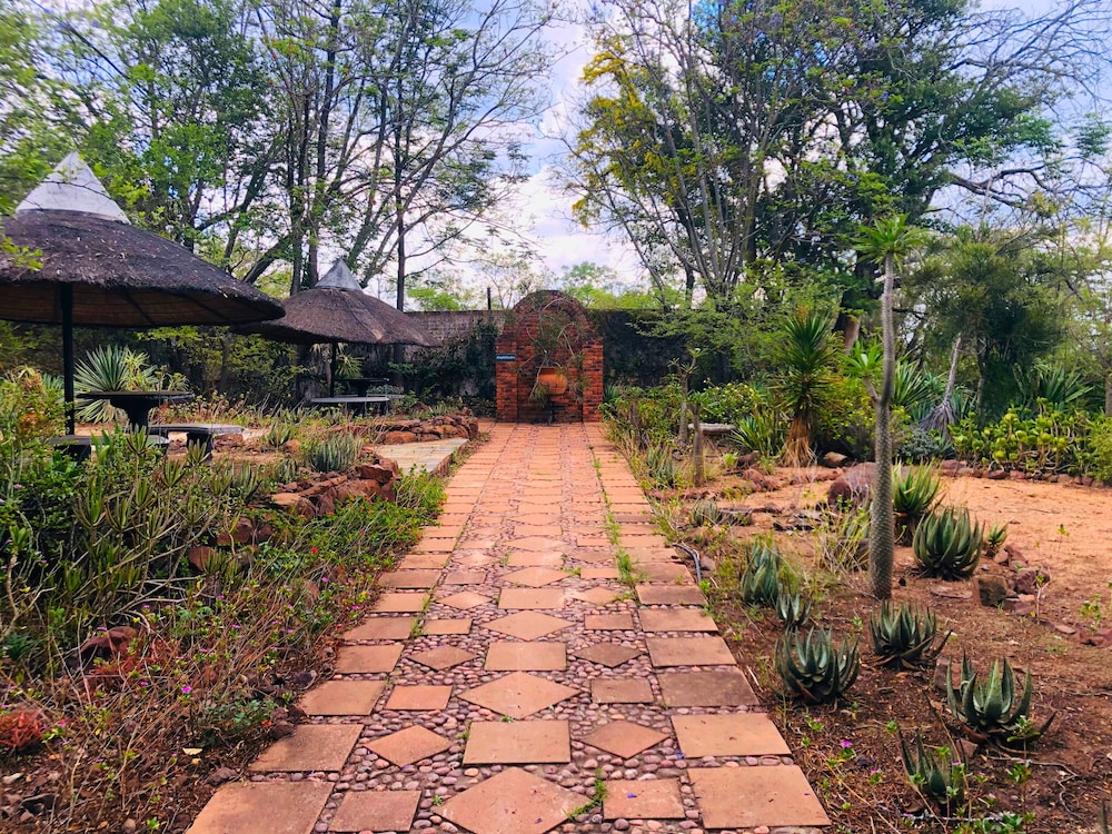Shangri-La Country Hotel 47/50