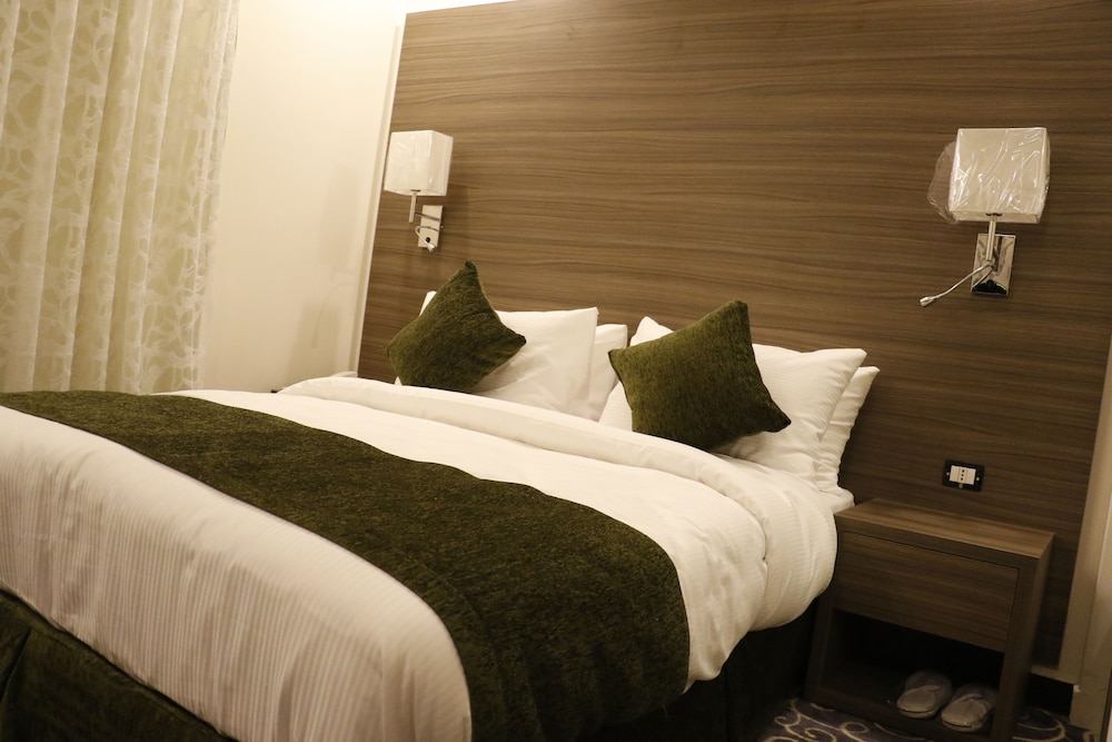 ALMOND HOTEL APARTMENTS 19/53
