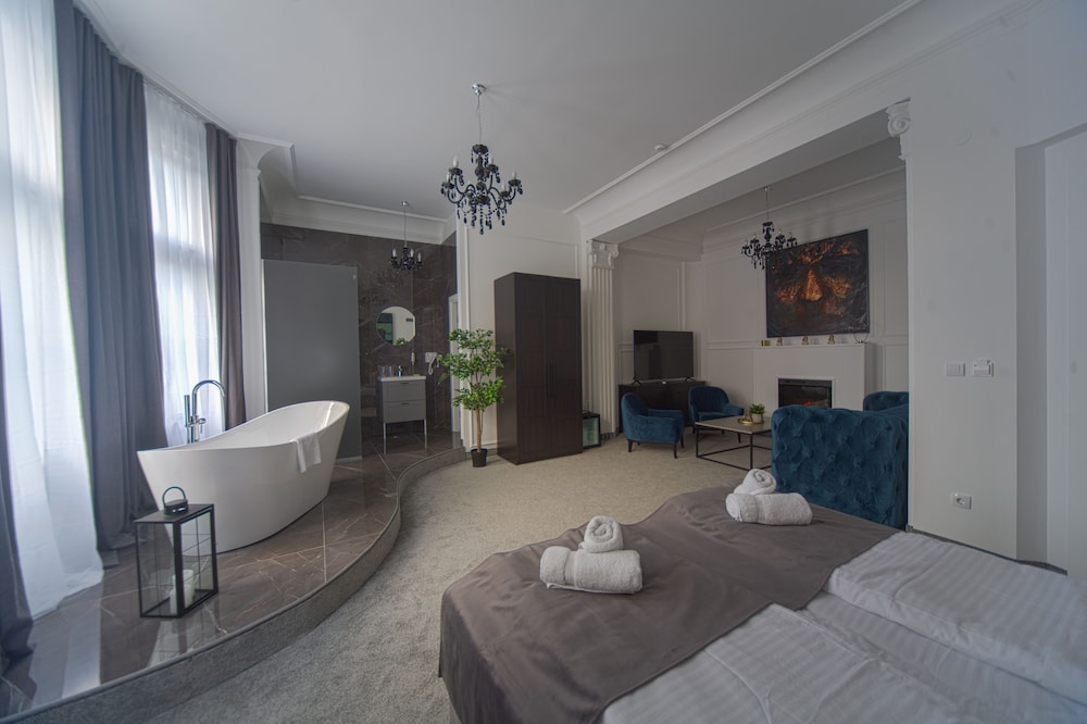 Kings Palace Suites 40/50