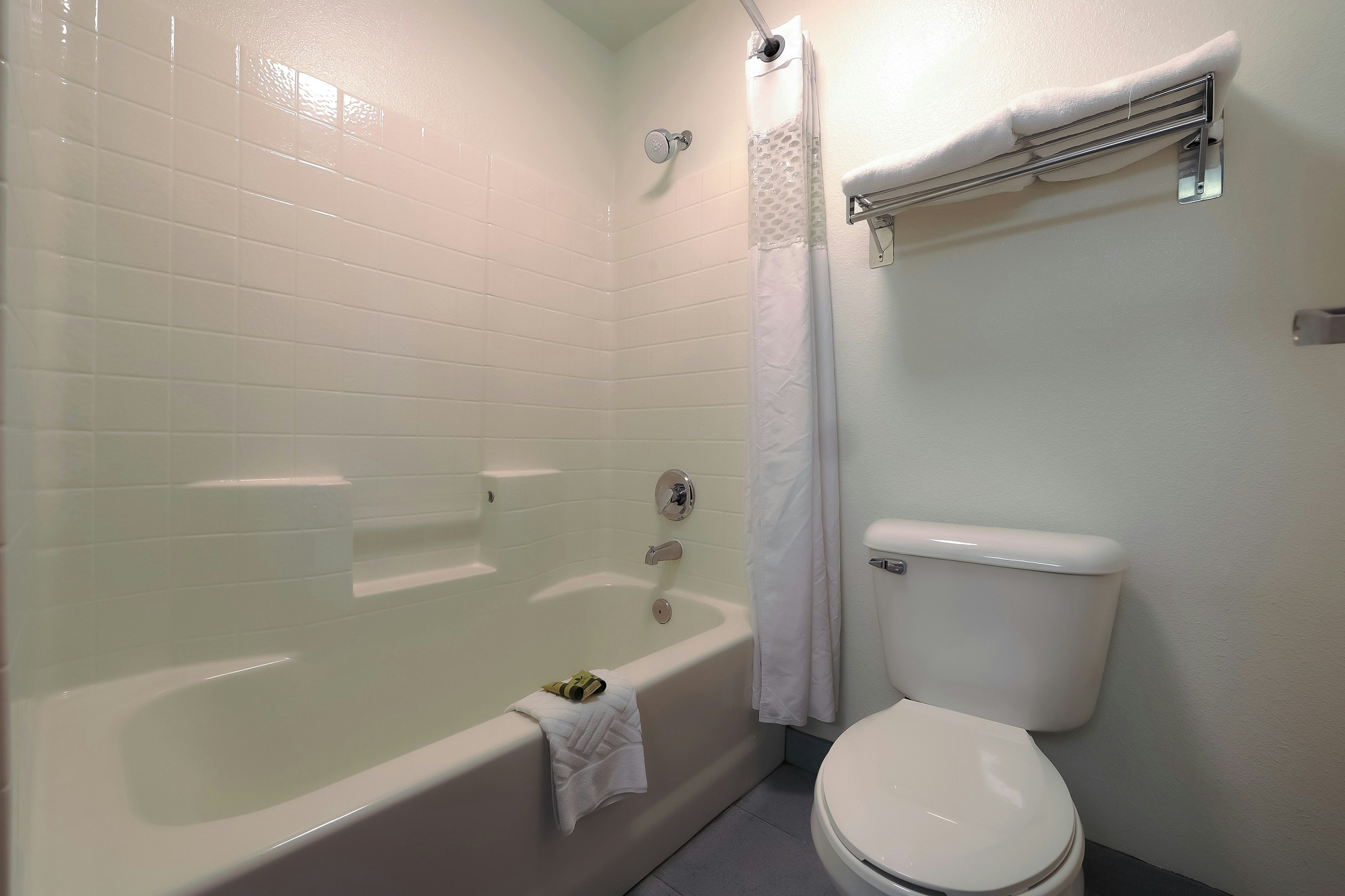 Siletz Bay Beachfront Hotel by OYO Lincoln City 70/71