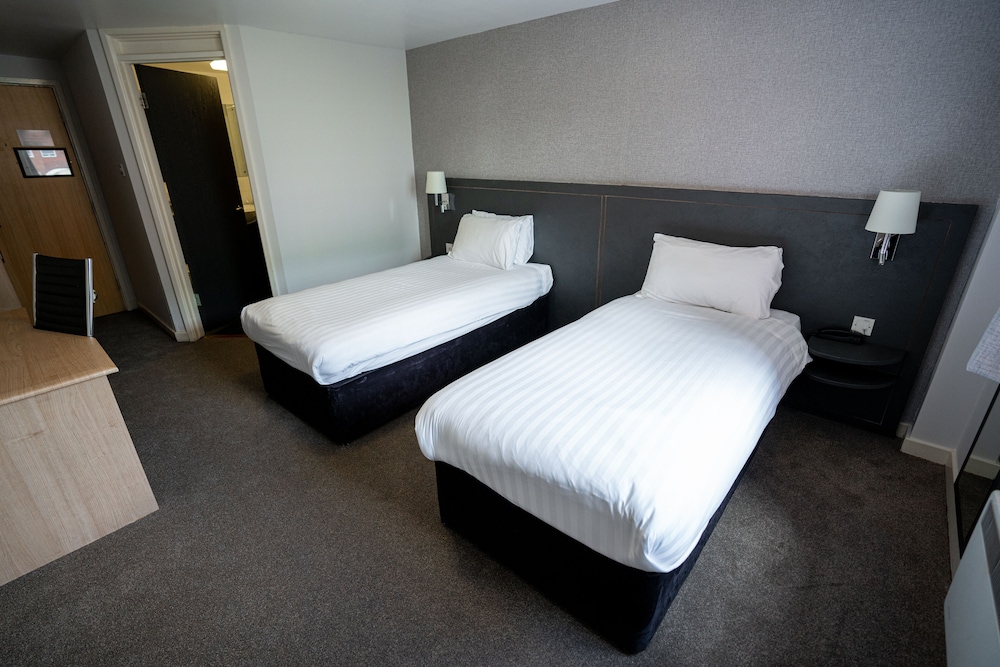 Pendulum Hotel 30/68