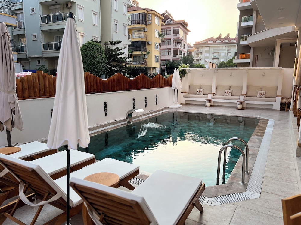 North Point Hotel 47/49