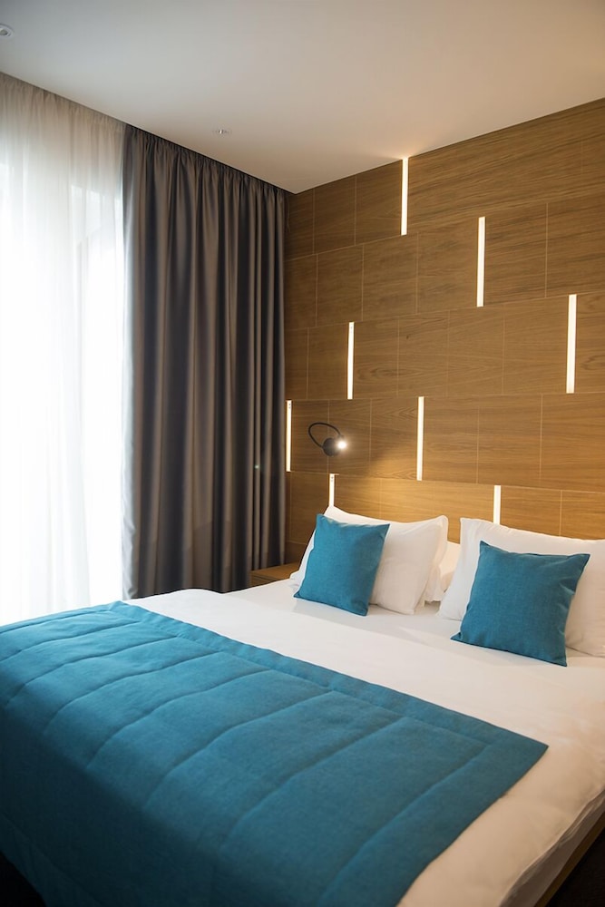 DELUXE, DOUBLE OR TWIN BED