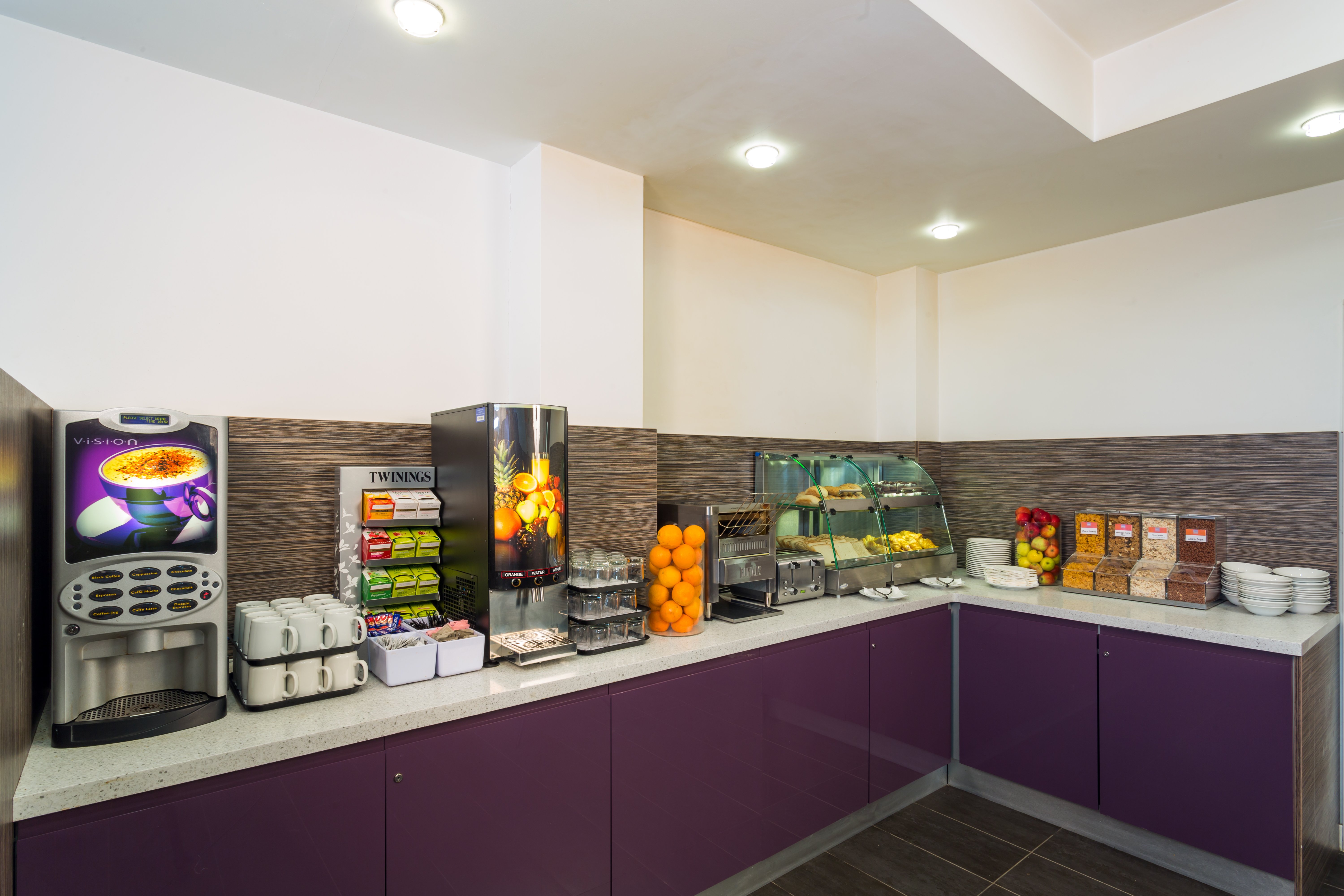 HOLIDAY INN EXPRESS HARLOW 73/74