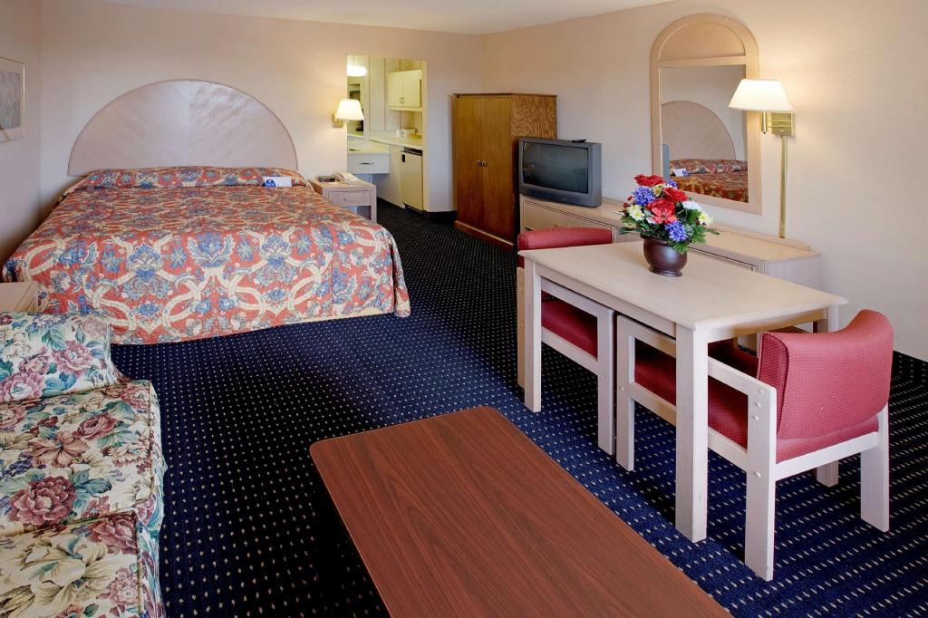 SUITE, KING BED, SMOKING