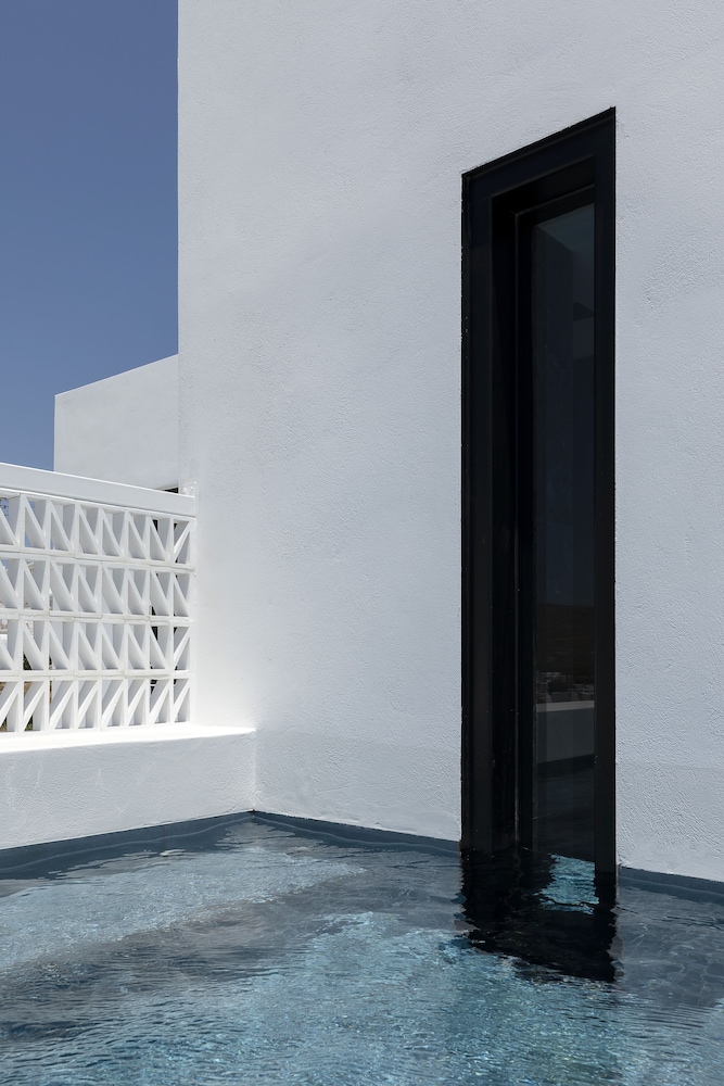 CUBIC Mykonos Seafront Design Suites 39/58