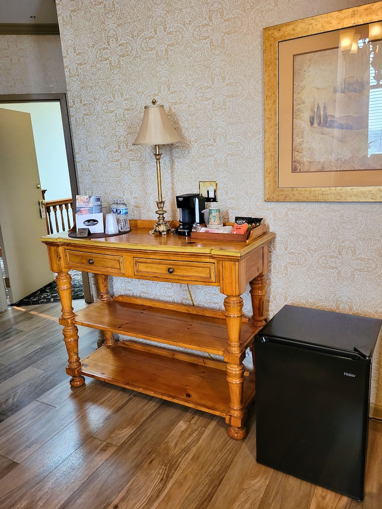 Altland House Inn and Suites 2/50