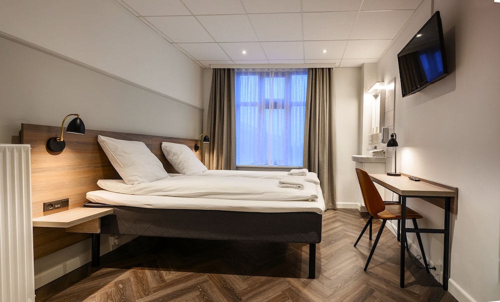 ECONOMY, DOUBLE BED, SHARED BATHROOM