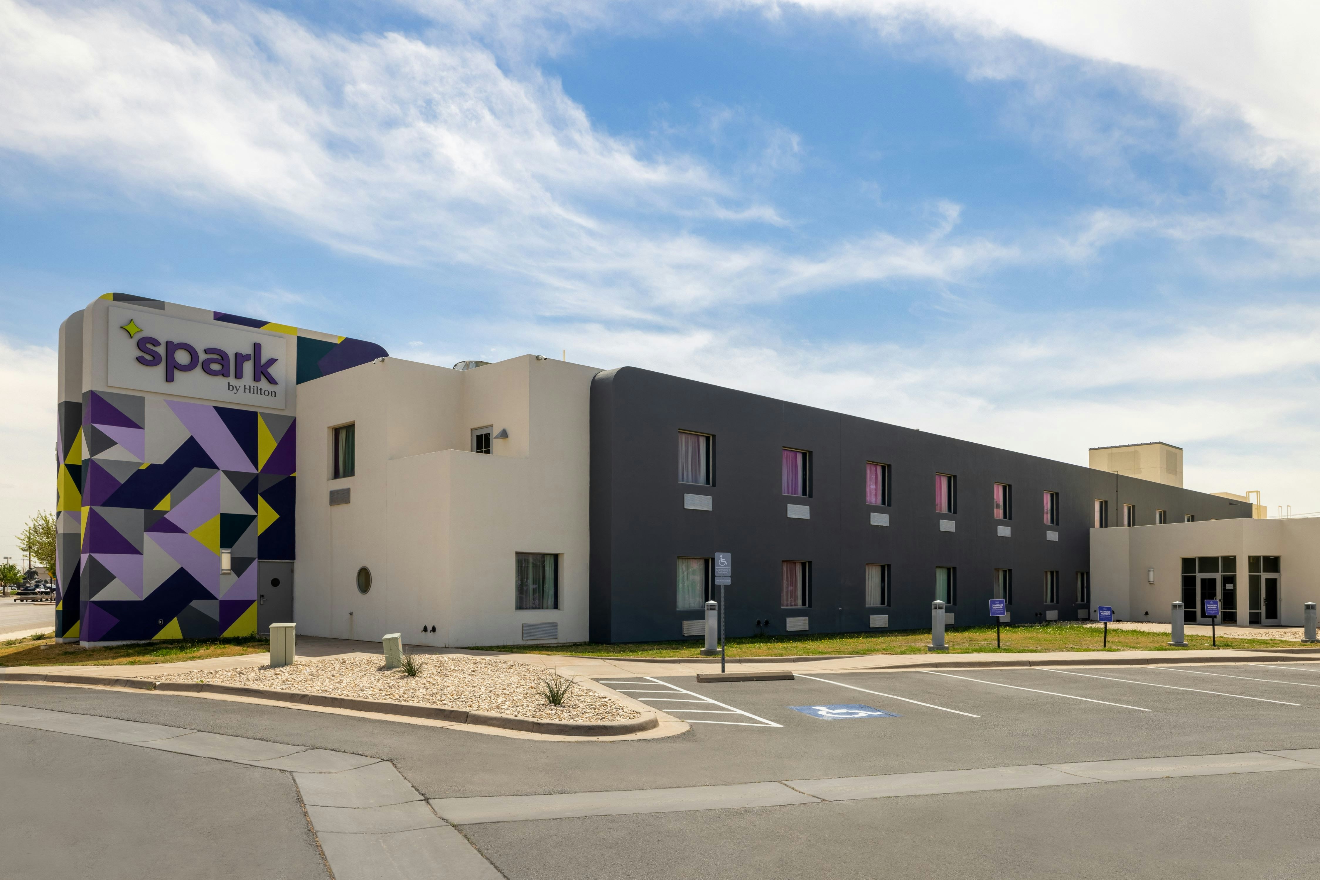 Spark by Hilton Artesia 24/26