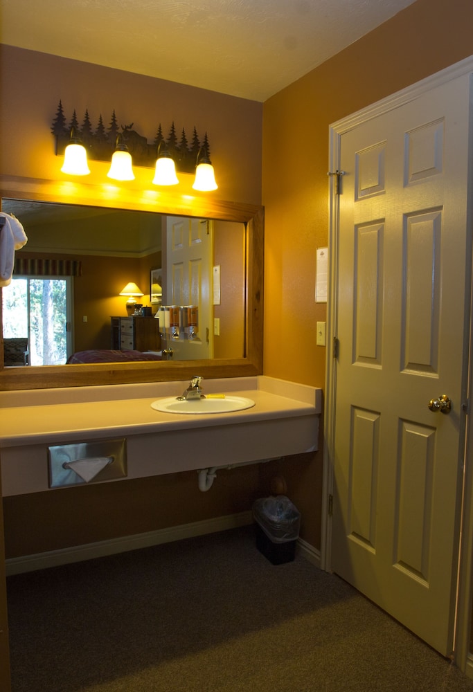 Headwaters Lodge And Cabins At Flagg Ranch 8/55
