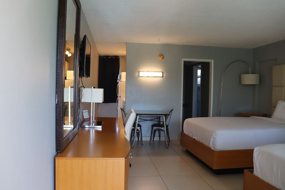 studio, 2 queen beds, kitchen