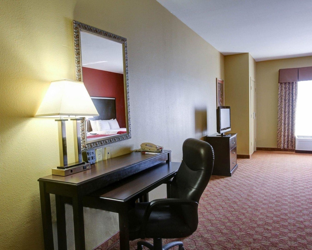 Comfort Suites Old Town Spring, TX 37/44