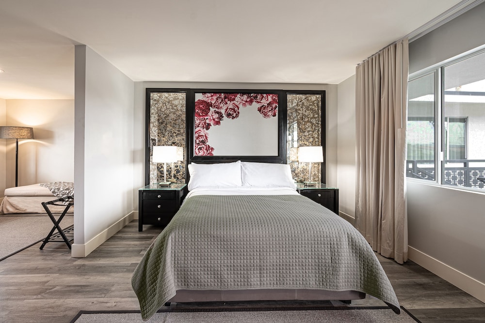 JUNIOR SUITE, QUEEN BED