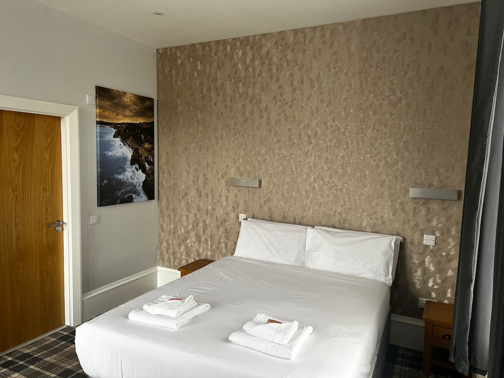 Crown Court Hotel & Bar 32/50