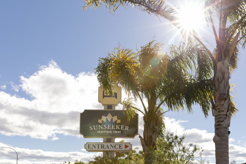 Sunseeker Motor Inn 3/66