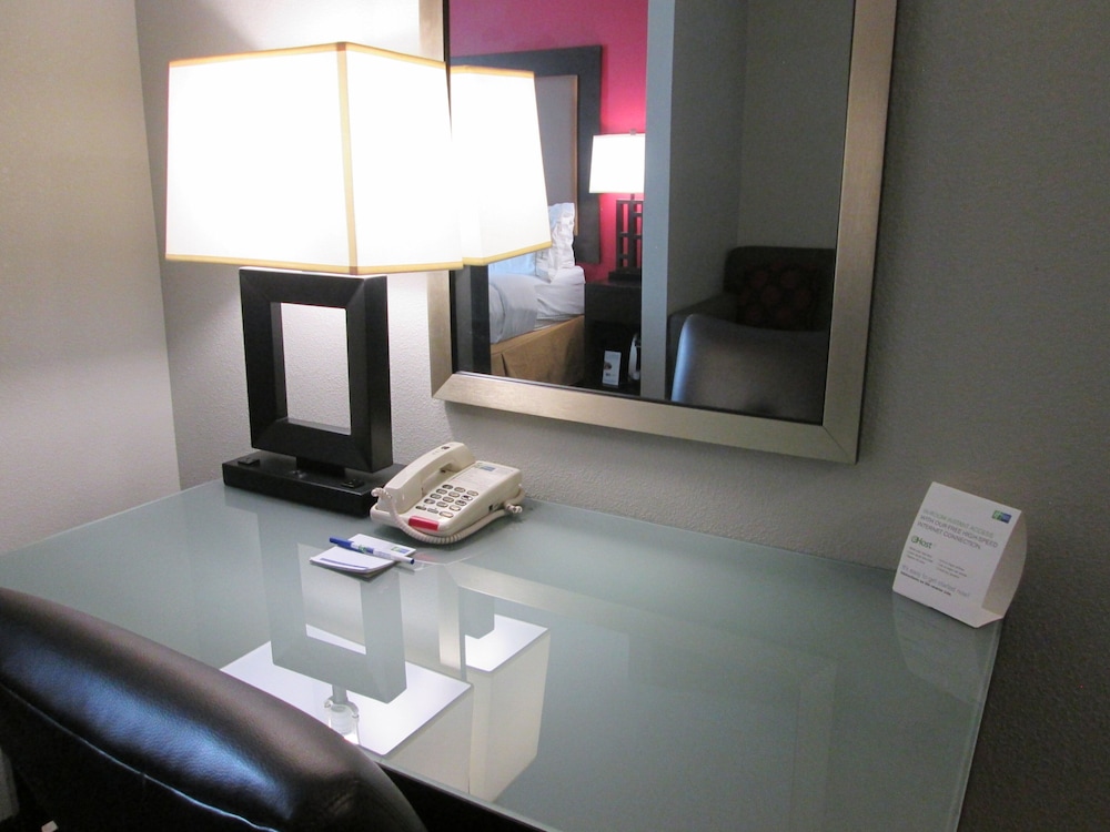 Holiday Inn Express Cloverdale(Greencastle) 34/59