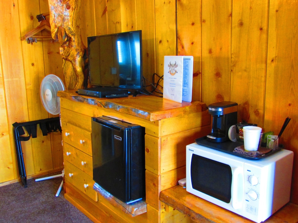 Chinook Winds Motel 62/76