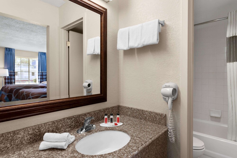 Super 8 By Wyndham Gulfport Near Biloxi 54/57