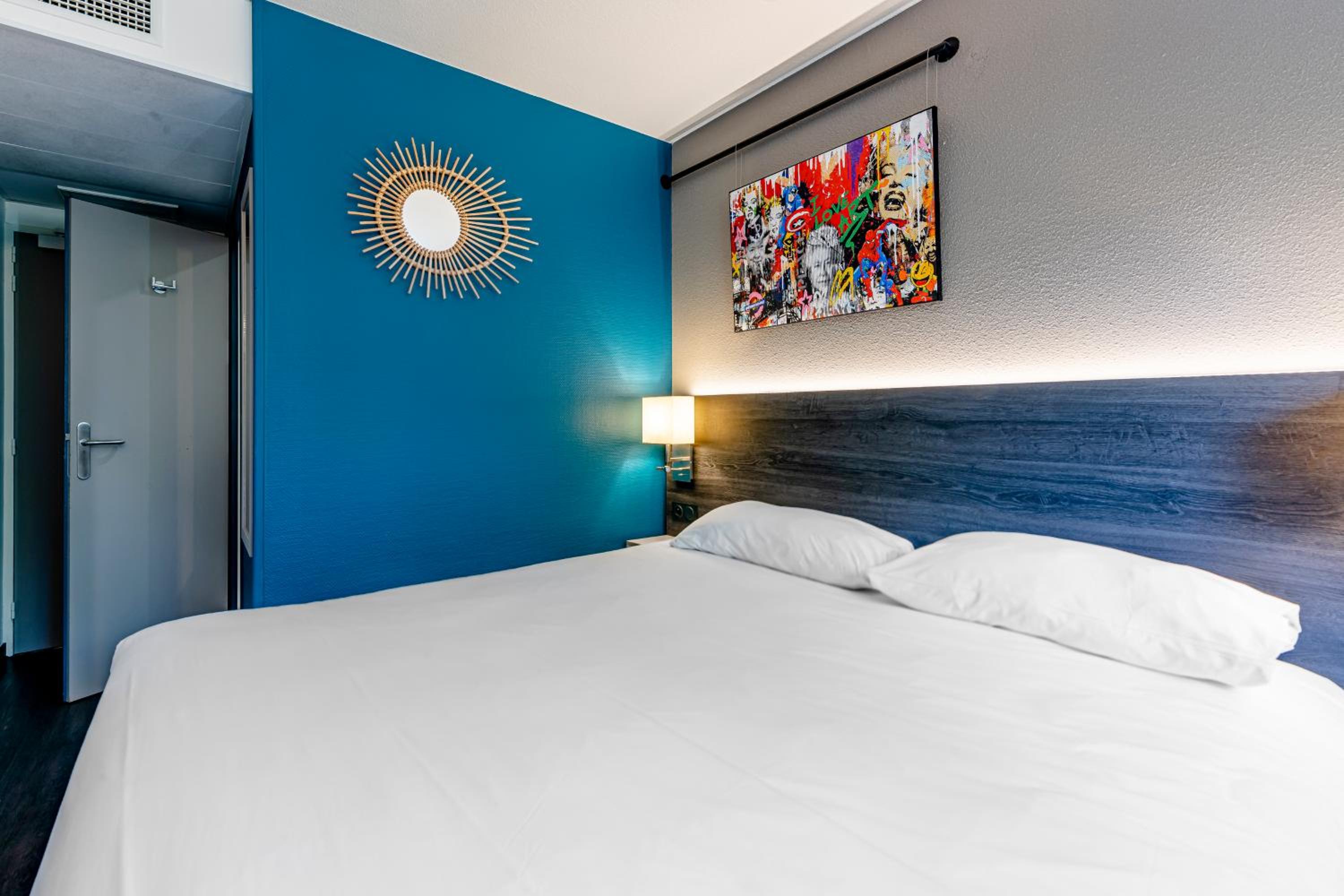 Pop, Queen Bed
