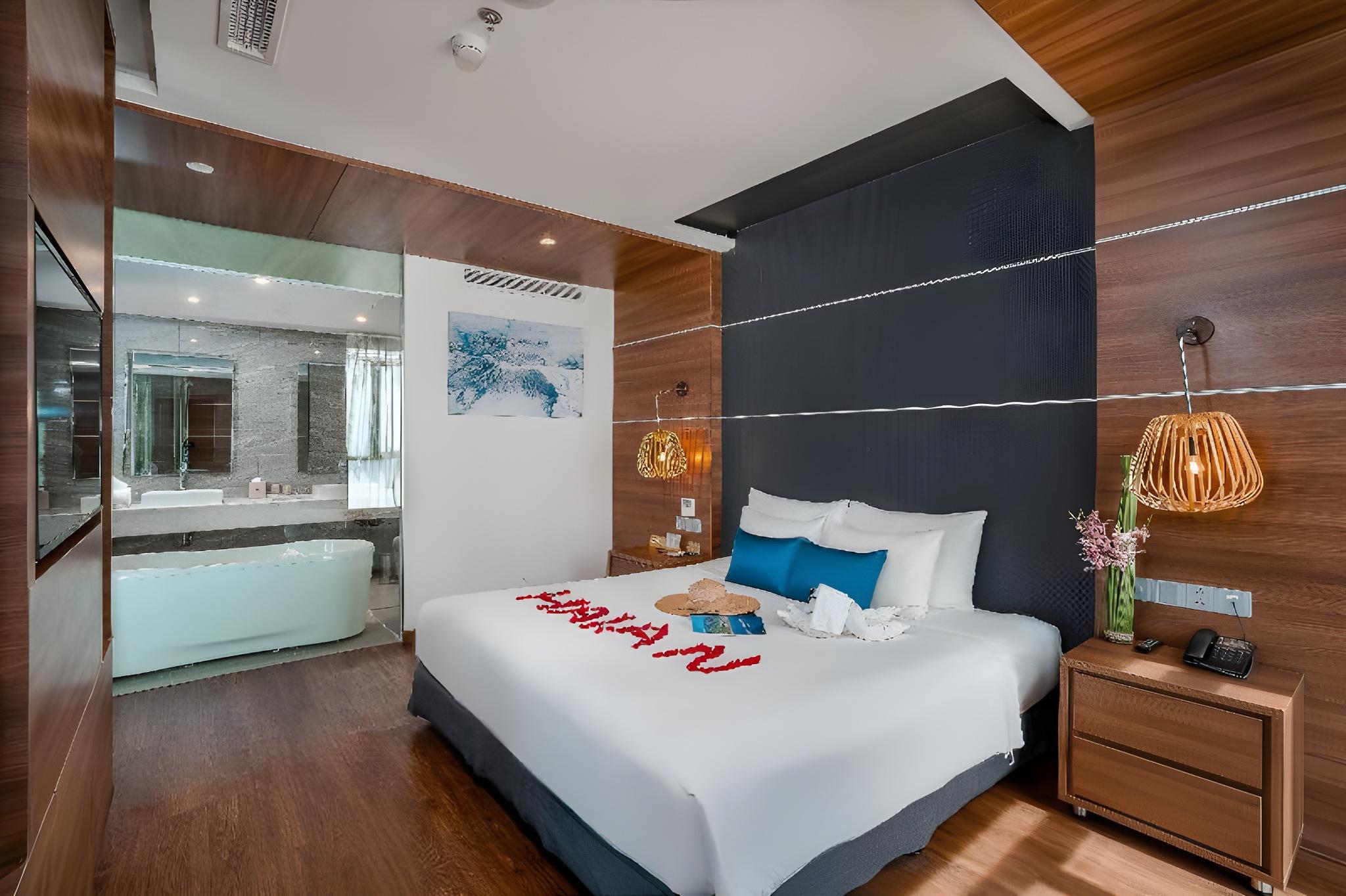 Diamond, Suite, Beach Front