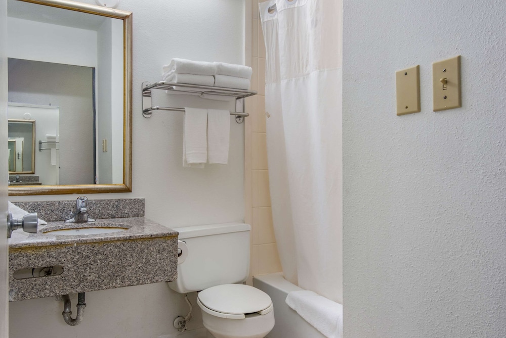 Econo Lodge Inn & Suites Chambersburg Central 15/27