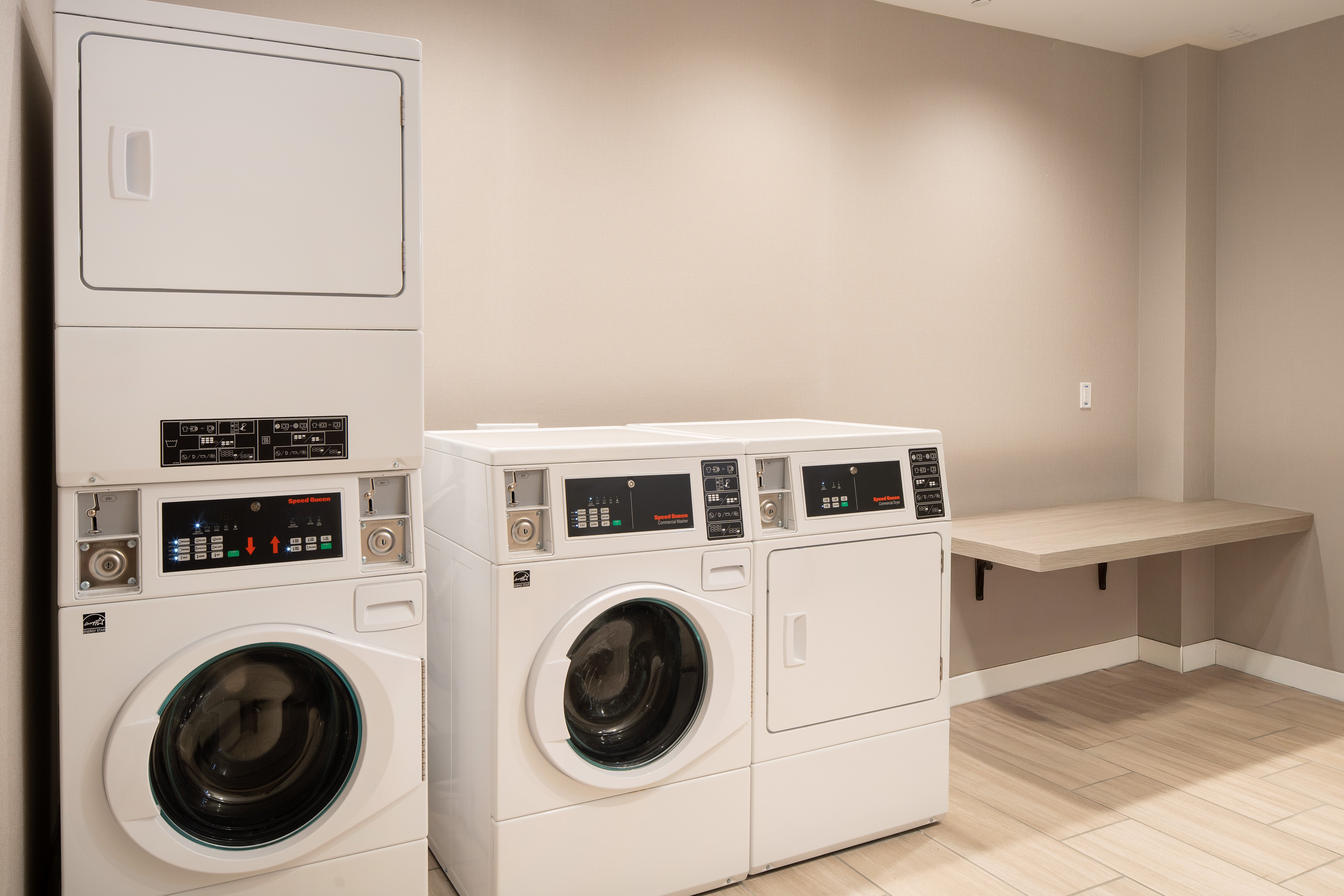 Holiday Inn Express & Suites Fresno Airport 6/25
