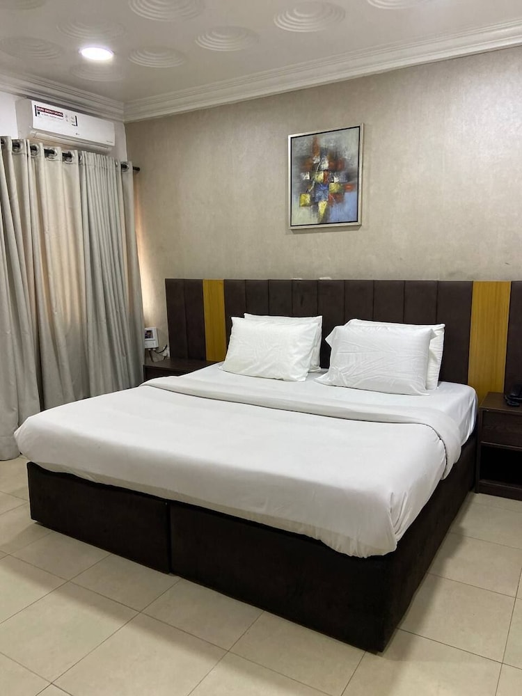 Solitude Hotel Yaba 14/50