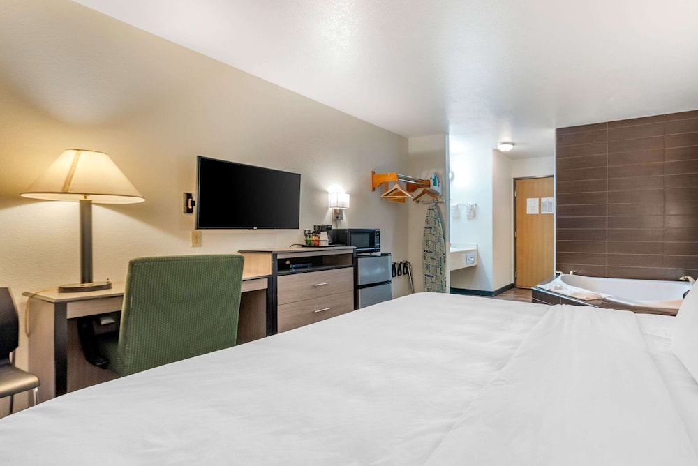Econo Lodge Pueblo North 34/40