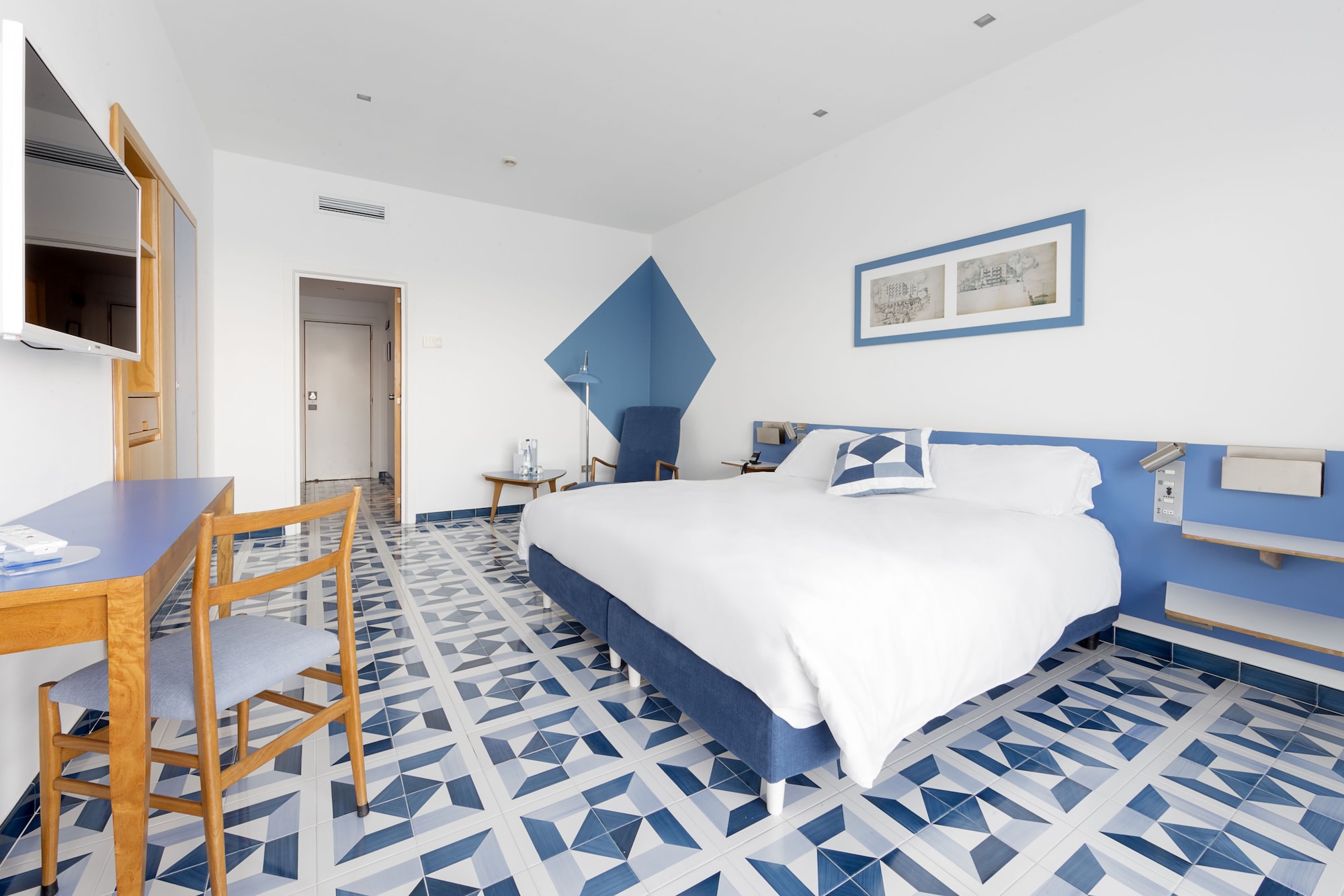 DELUXE, TRIPLE, SEA VIEW