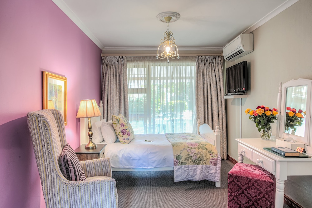 Sunninghill Guest Lodge 7/36