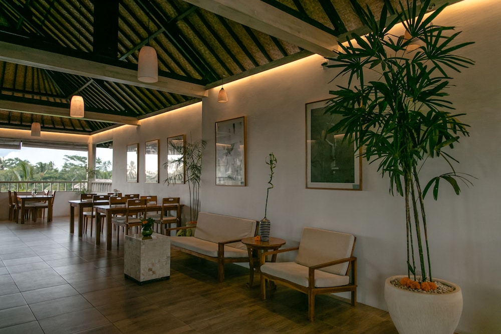 B Saya Villa And Restaurant 26/50