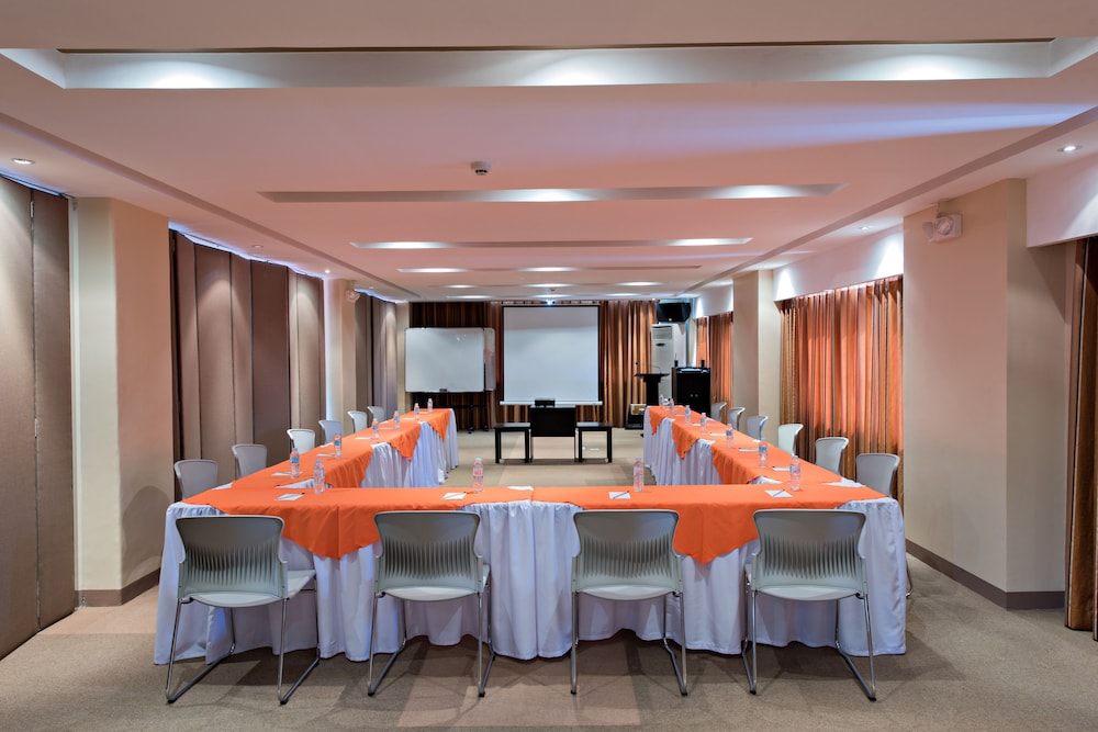 Court Meridian Hotel And Suites 25/36