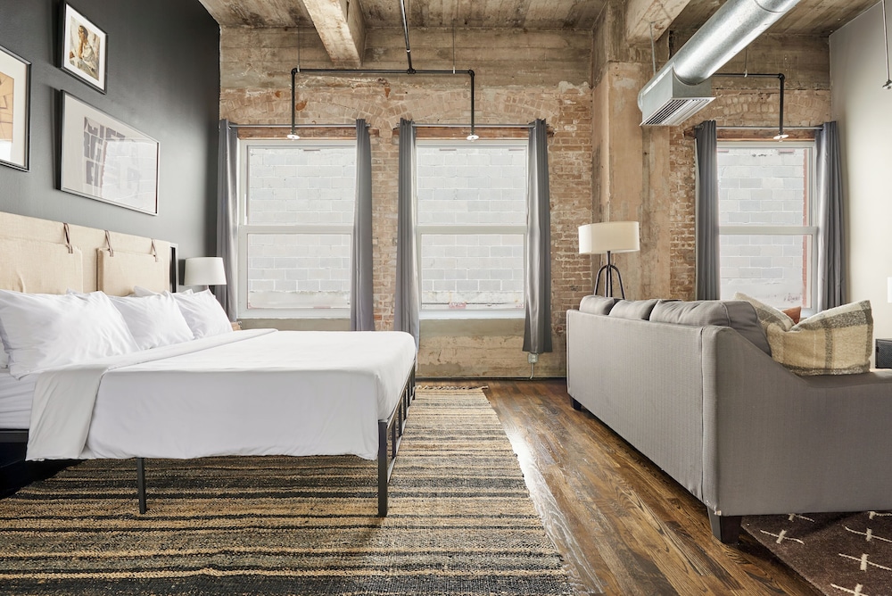 EXECUTIVE, STUDIO, KING BED